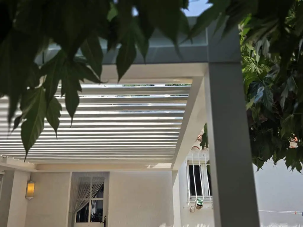 Zoom sur les lames orientables en aluminium d'une pergola bioclimatique blanche installée à Agay